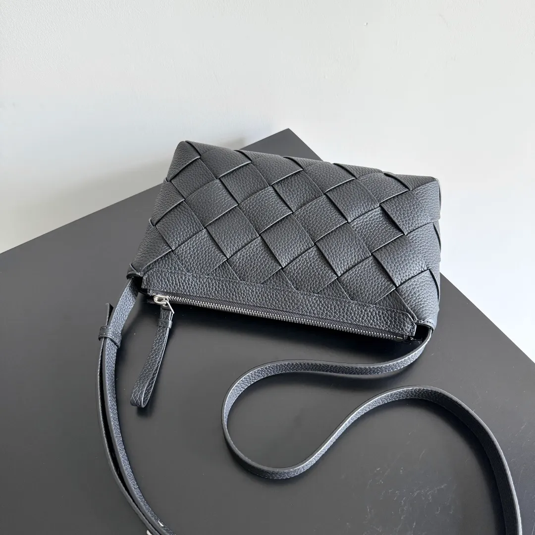 Batch 1720 BOTTEGA VENETA Bottega Veneta's 2025 new product Diago zipper backpack, a new summer bag [circle] This new men's crossbody bag is made of high-quality calfskin, with a natural texture as a whole. The gloss of the bag changes at any time with different lights. This seemingly simple bag is very attentive to details. , it must be carefully handmade to achieve this effect. The calfskin leather is delicate and soft, and it is particularly comfortable to carry close to the body. It also comes with a large zippered compartment and an open lining. When you go shopping and travel, having such a light and soft small bag can free your hands, reduce the burden of travel, and make you happier. Style number: 837112 Size: 25*15*5cm
